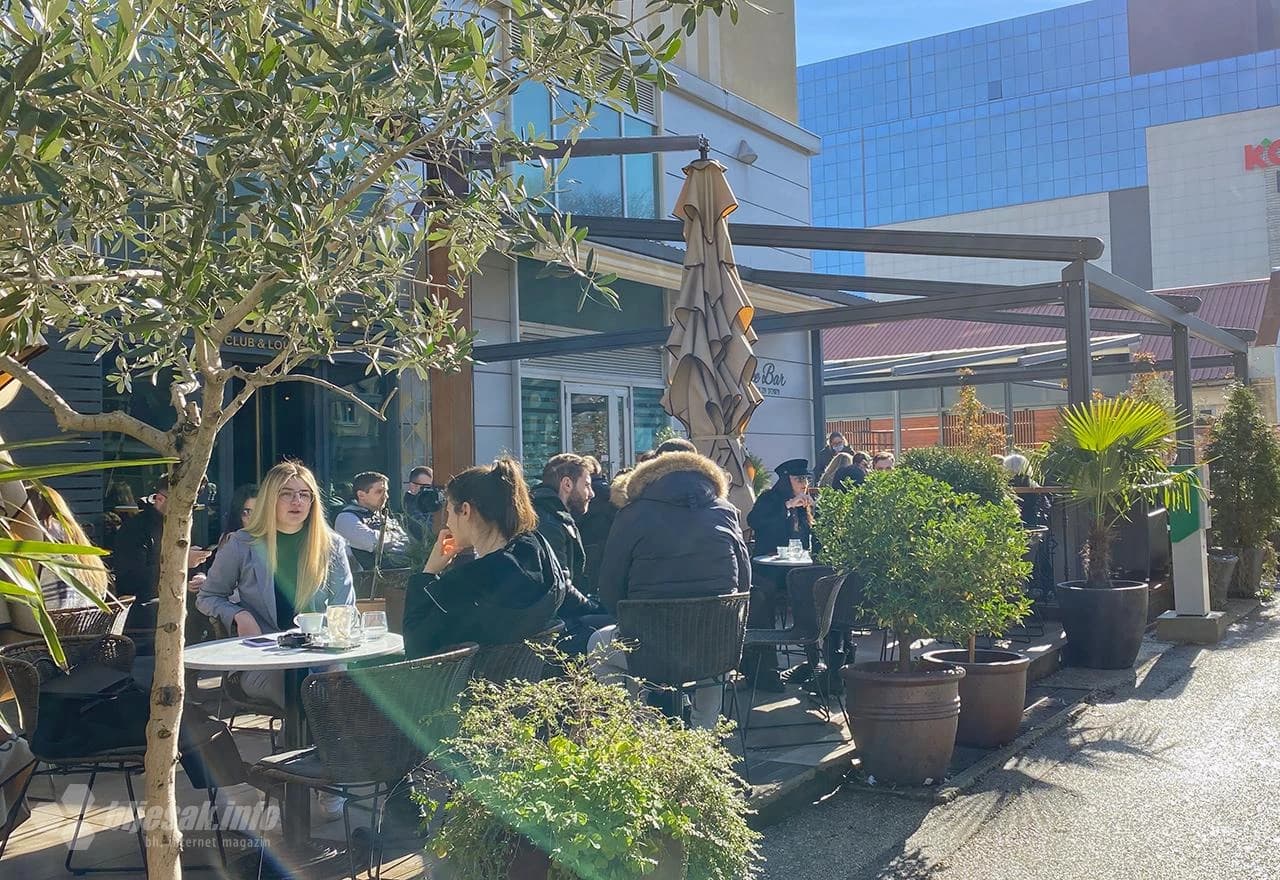 Terase kafića su pune