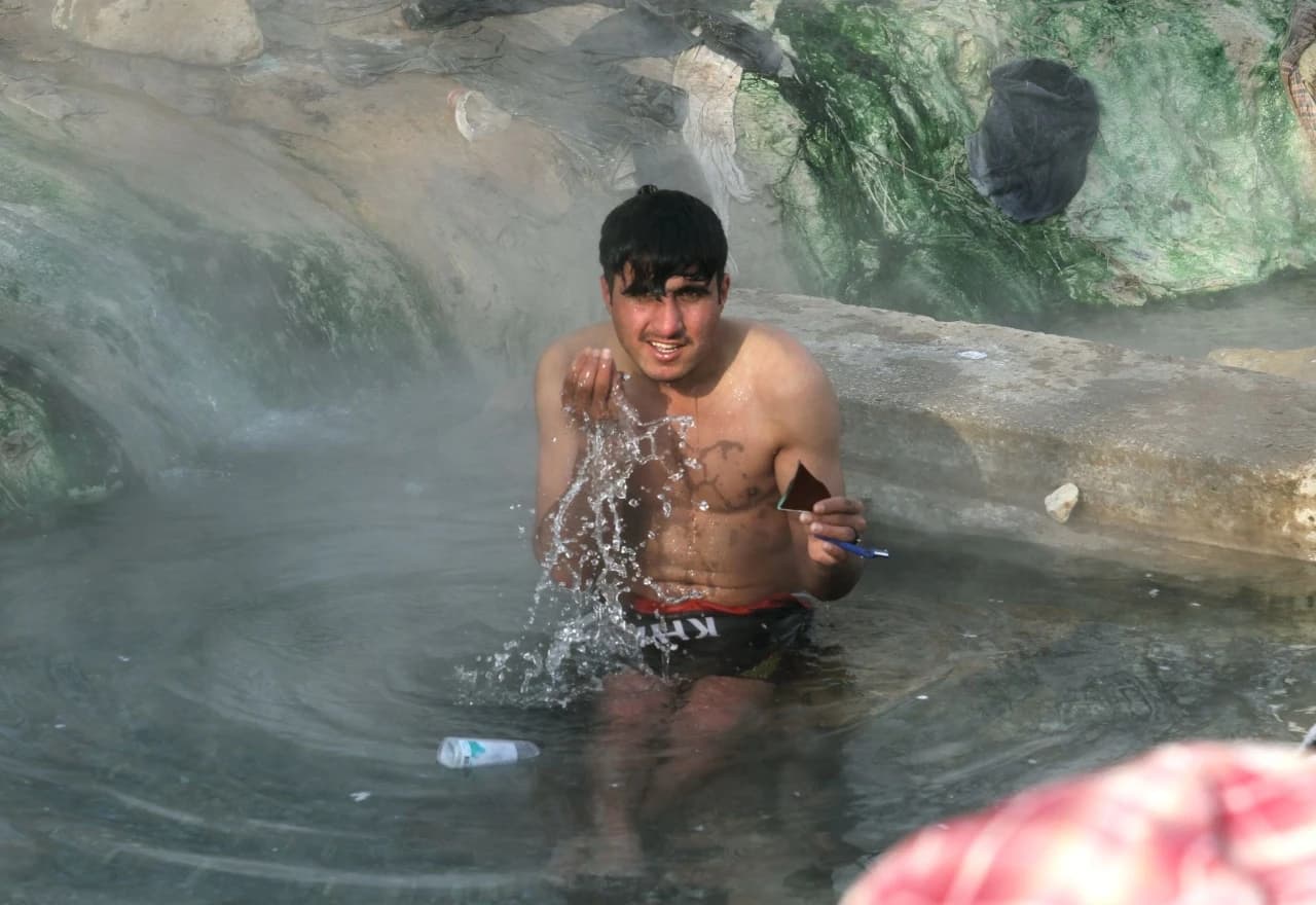 Migranti se kupaju na izvoru na Ilidži uprkos velikim minusima