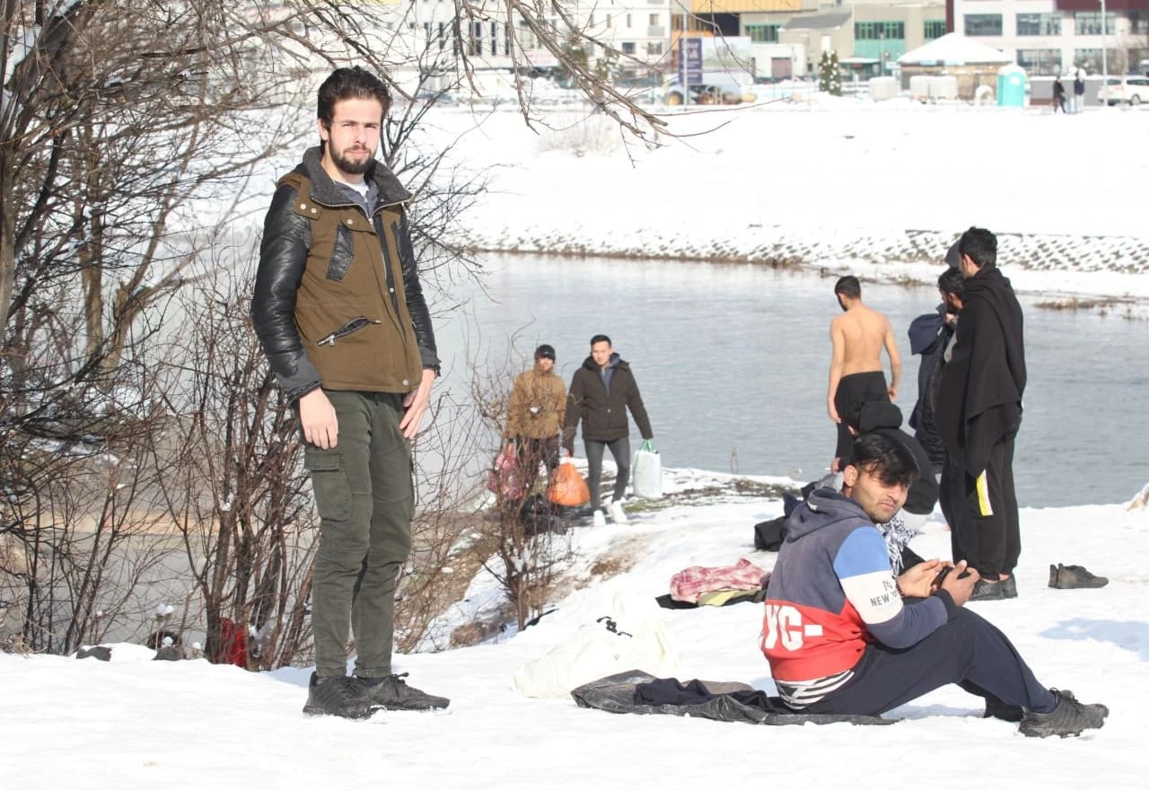 Migranti se kupaju na izvoru na Ilidži uprkos velikim minusima