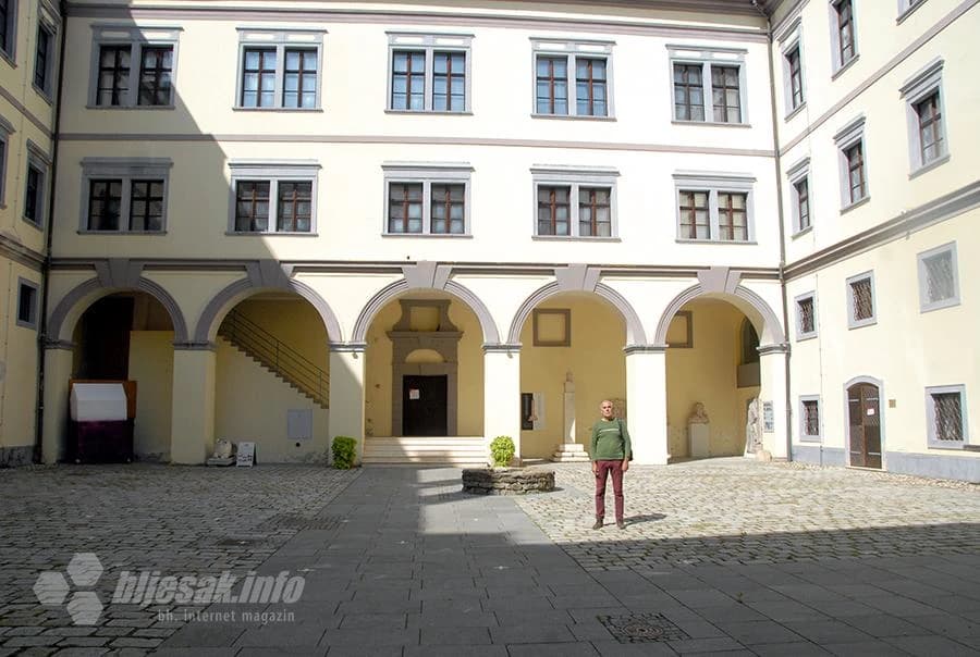 U unutarnjem dvorištu dvorca 