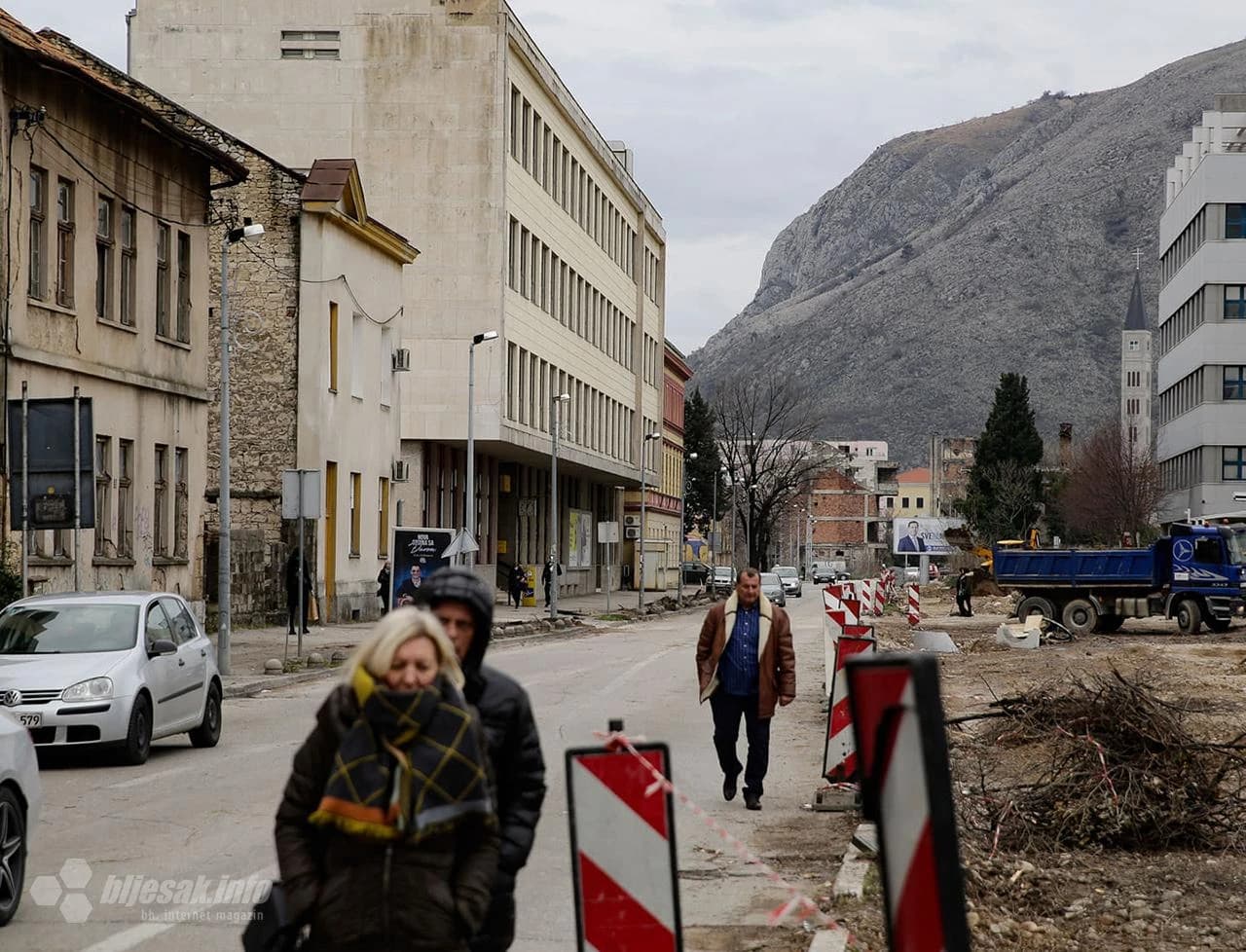 . Izgaranjem fosilnih goriva iz automobila i ostalih prometnih sredstava proizvode se onečišćenetvari koje znatno utječu na tlo, vodu, biljni i životinjski svijet i na cijeli ekosustav