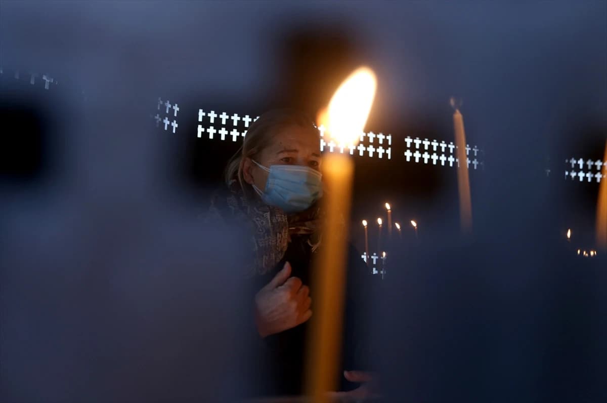 Pravoslavna badnja liturgija održana uz minimalan broj vjernika 