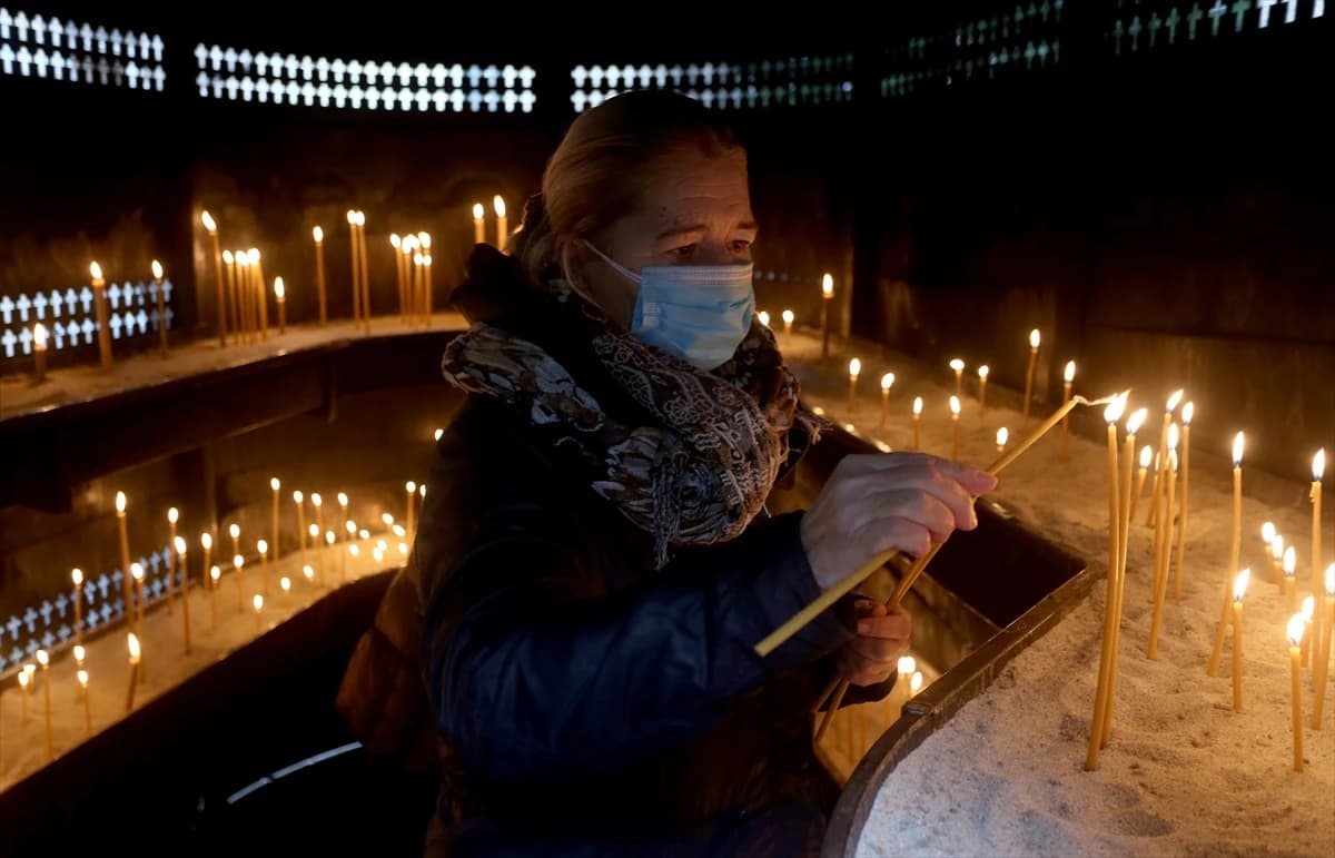 Pravoslavna badnja liturgija održana uz minimalan broj vjernika 