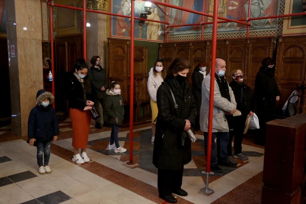 Pravoslavna badnja liturgija održana uz minimalan broj vjernika 