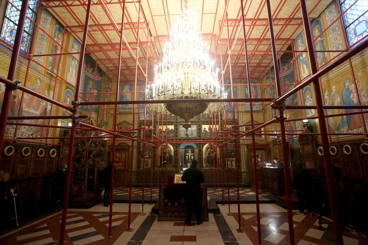 Pravoslavna badnja liturgija održana uz minimalan broj vjernika 