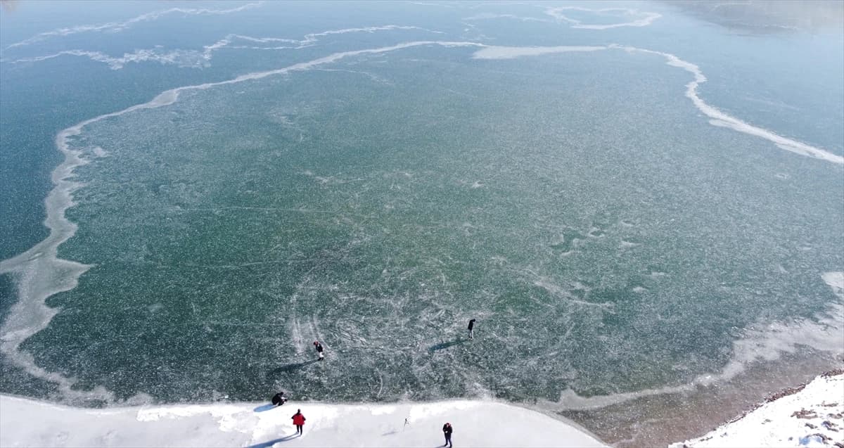Klizanje na ledenom jezeru u Turskoj