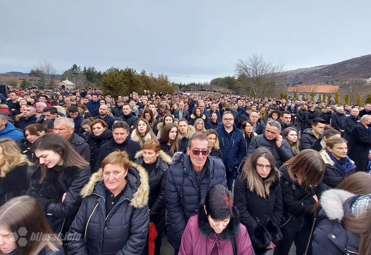 Rakitno: Sprovodni obred za šestero djevojaka i mladića, tragično stradalih na Tribistovu