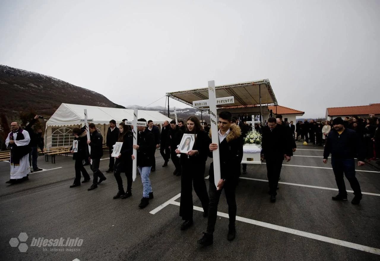 Rakitno: Sprovodni obred za šestero djevojaka i mladića, tragično stradalih na Tribistovu