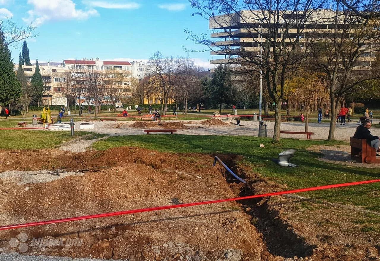 Dok se ne postave nove dječje sprave, vaši se mališani mogu igrati preskačući rovove