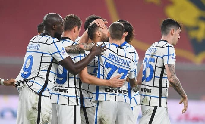 Nogometaši Intera proslavljaju pogodak
