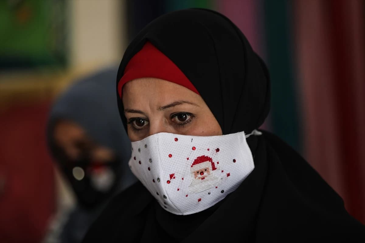 Zaštitne maske s likom Djeda Mraza, novogodišnjom jelkom ili čarapom za poklone