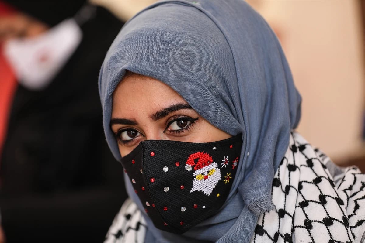 Zaštitne maske s likom Djeda Mraza, novogodišnjom jelkom ili čarapom za poklone