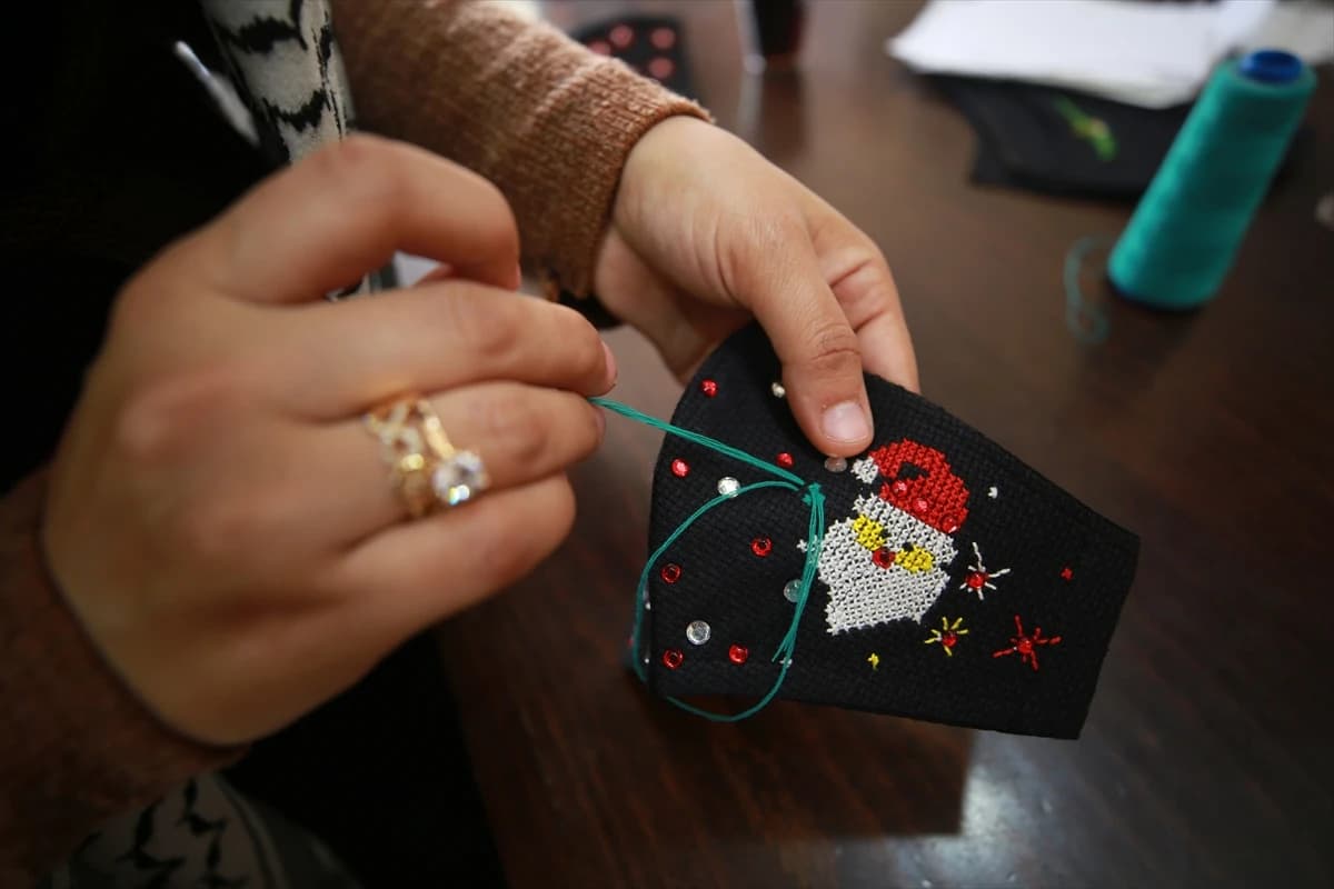 Zaštitne maske s likom Djeda Mraza, novogodišnjom jelkom ili čarapom za poklone