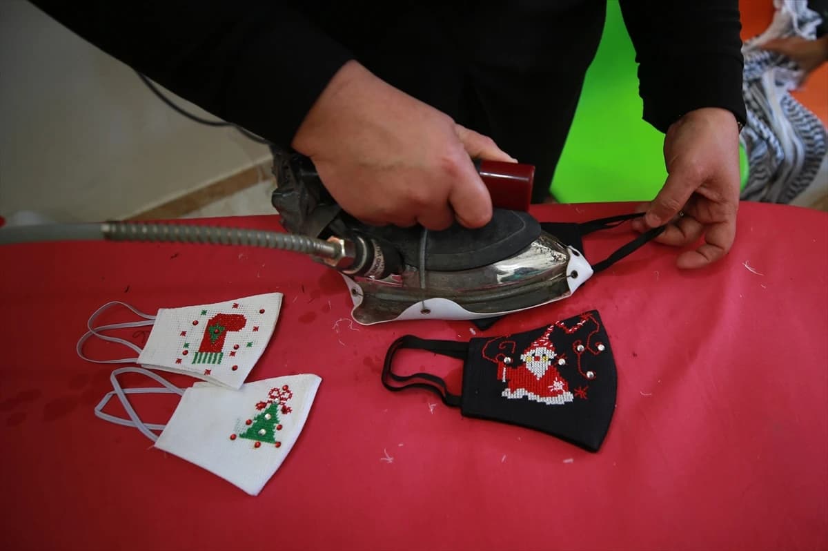 Zaštitne maske s likom Djeda Mraza, novogodišnjom jelkom ili čarapom za poklone