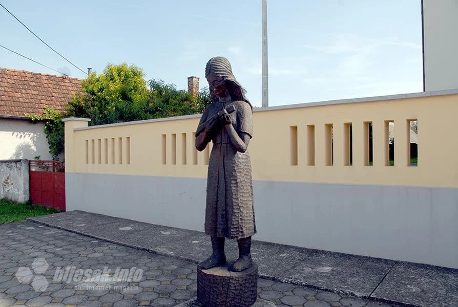 …i jedan od kipova ispred nje