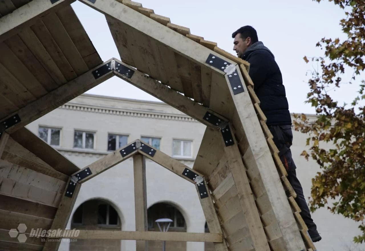 Postavljanje jaslica u Mostaru