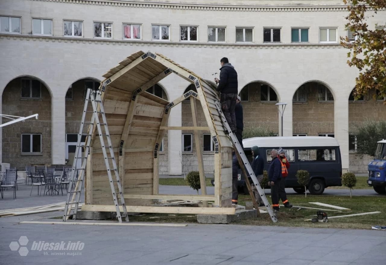 Postavljanje jaslica u Mostaru