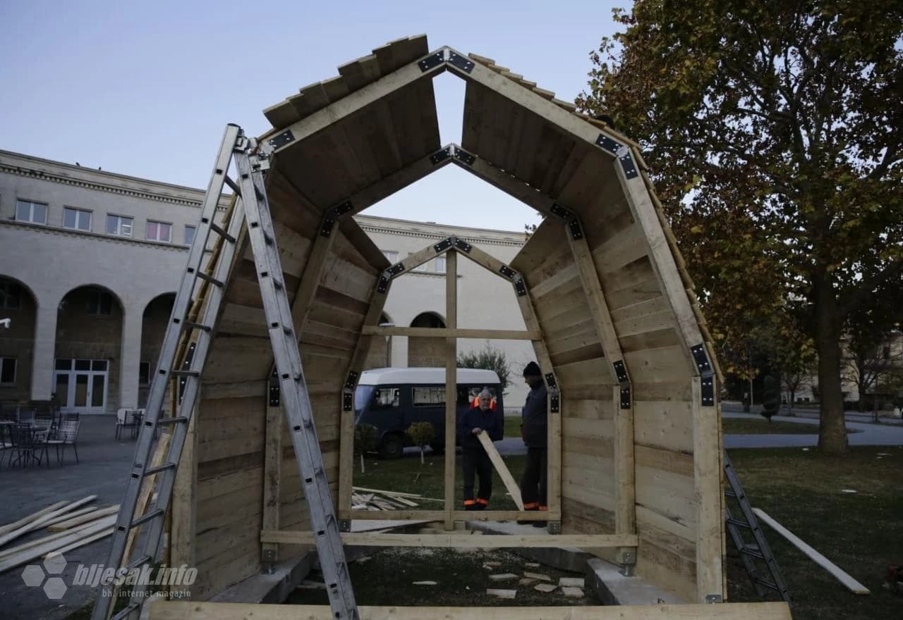 Postavljanje jaslica u Mostaru