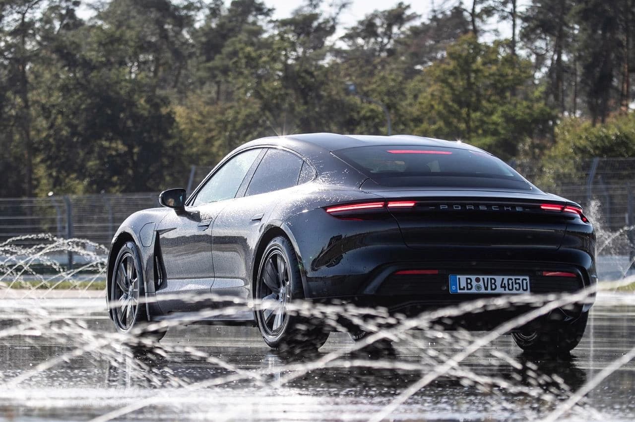 Porsche Taycan oborio svjetski rekord u neprestanom driftanju za električne automobile 
