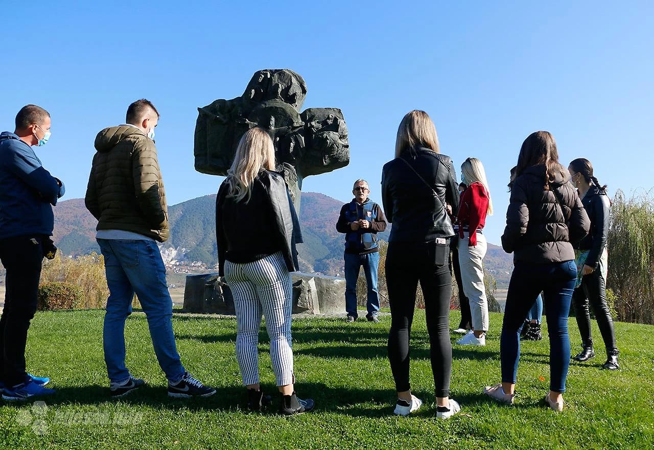 Mladi u crkvi i džamiji