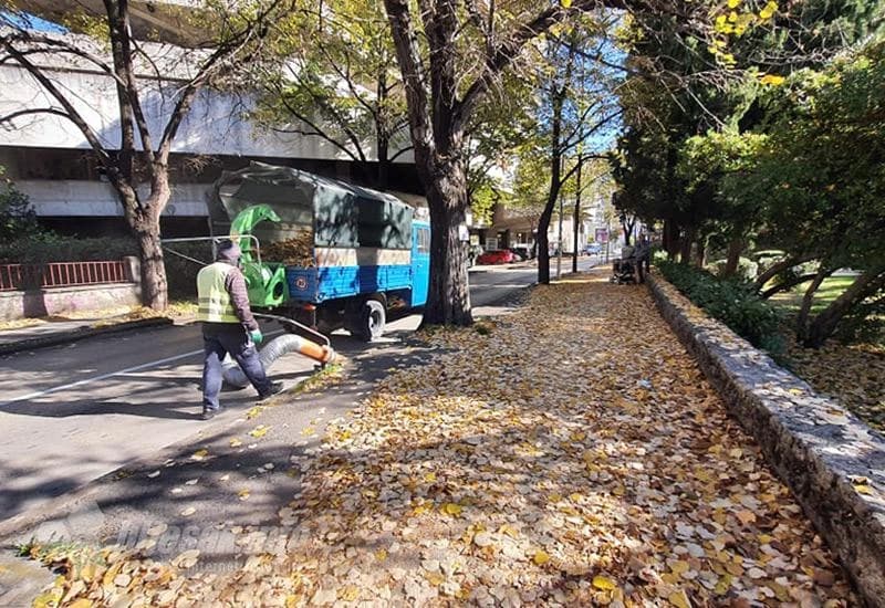 Uklanjanje lišća s mostarskih ulica