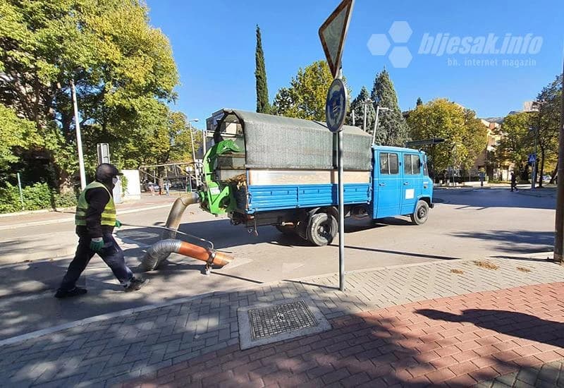 Uklanjanje lišća s mostarskih ulica