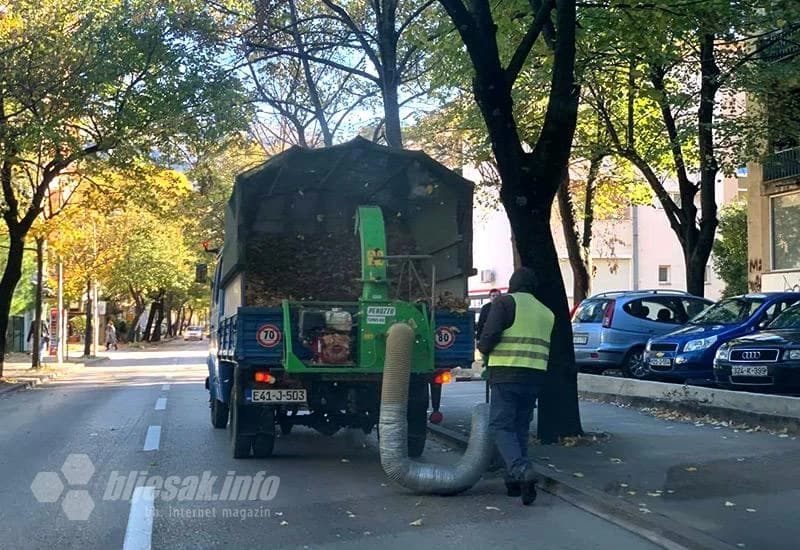 Uklanjanje lišća s mostarskih ulica
