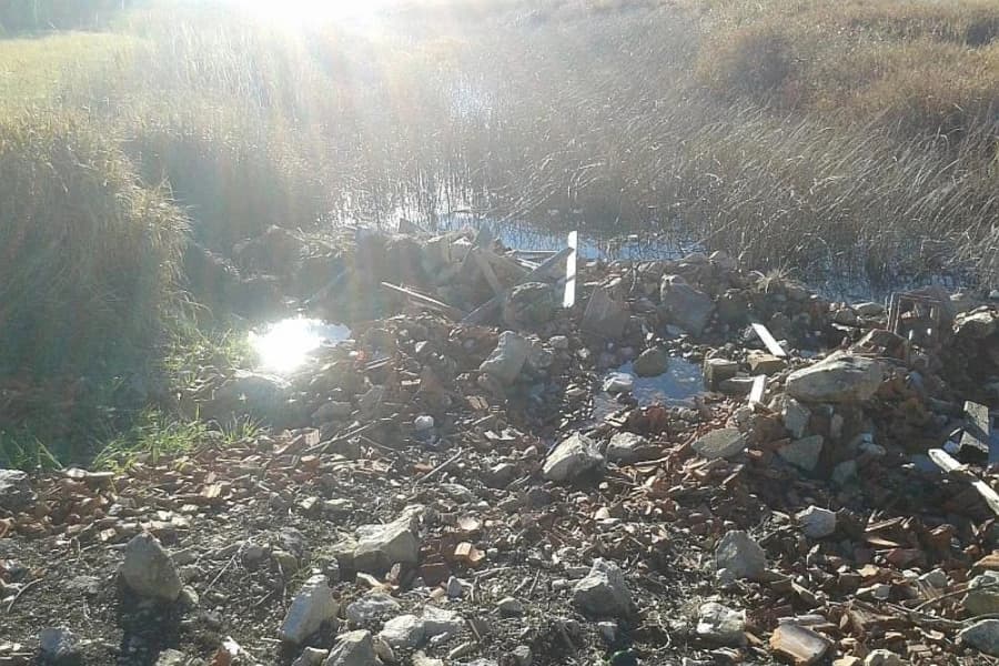 Građevinski otpad završio u koritu rijeke Šujice!