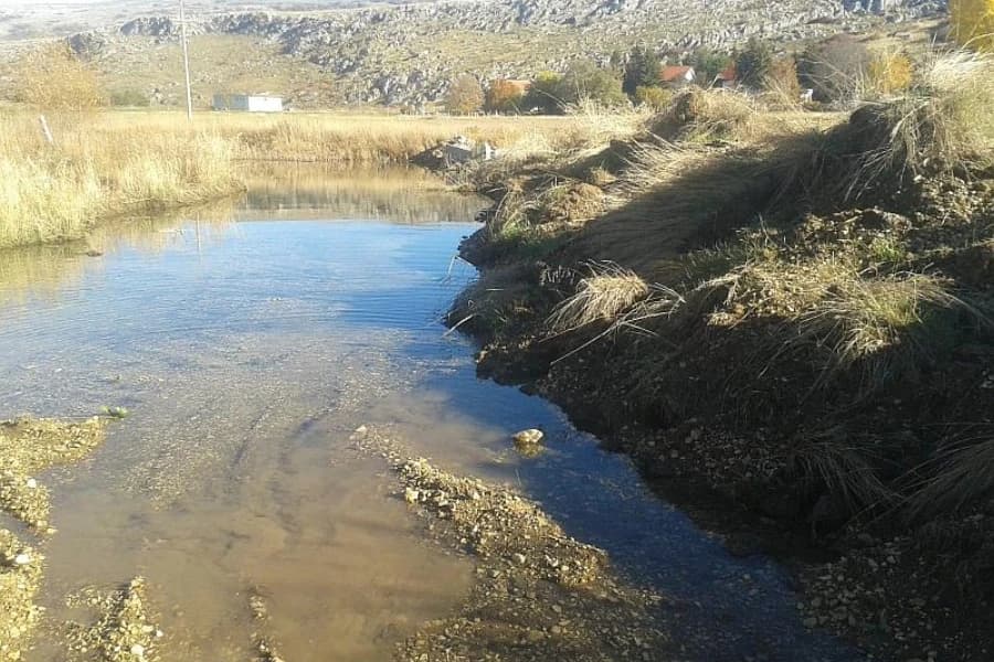 Građevinski otpad završio u koritu rijeke Šujice!