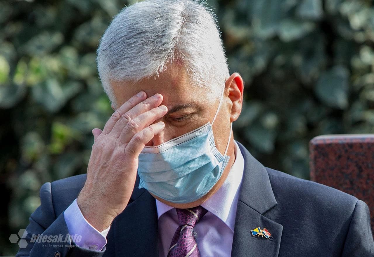 Paljenje svijeća i polaganje cvijeća na grobu Joze Leutara