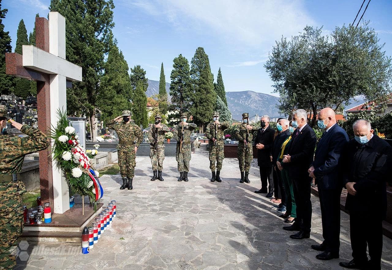 Paljenje svijeća i polaganje cvijeća na grobu Joze Leutara