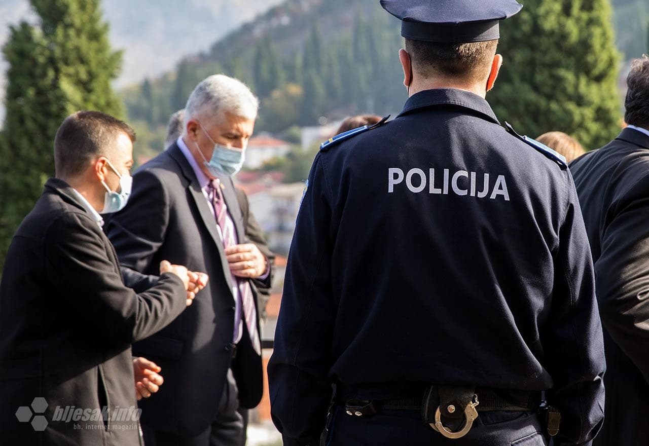 Paljenje svijeća i polaganje cvijeća na grobu Joze Leutara