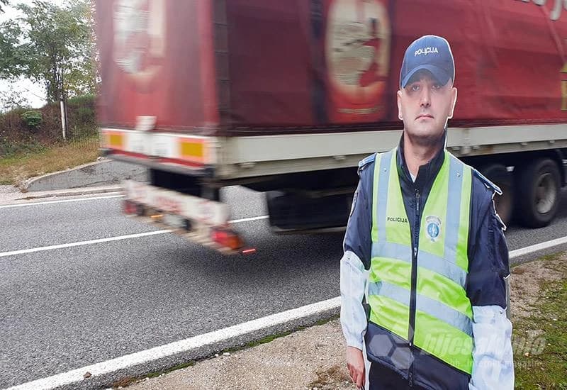 Papirnom policajcu se ne može nuditi papir