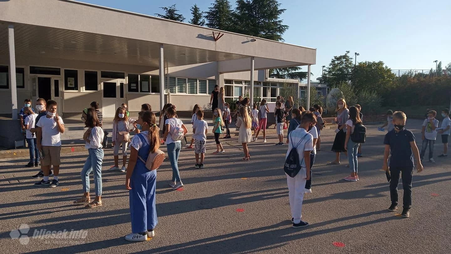 Uz maske, razmak i mjerenje temperature počela nova školska godina (rujan 2020.)