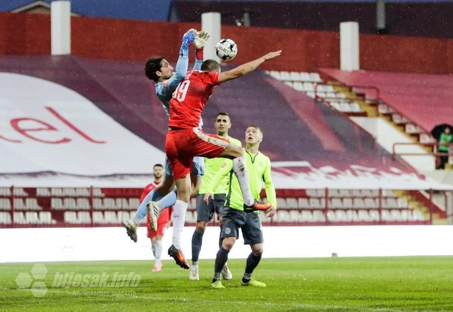 Erić i Mulić u borbi za loptu