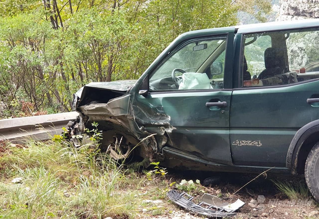 Teško oštećeni Nissan Terrano