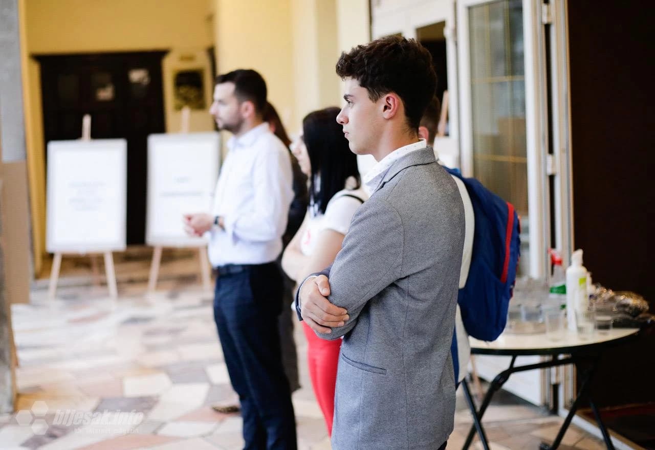 Izložba o govoru mržnje na platou Narodnog pozorišta Mostar