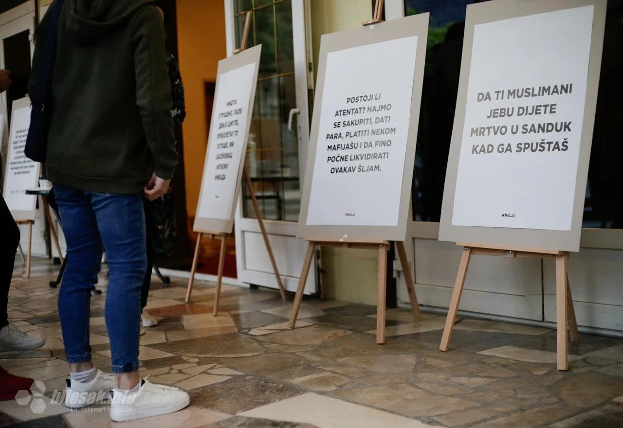 Izložba o govoru mržnje na platou Narodnog pozorišta Mostar