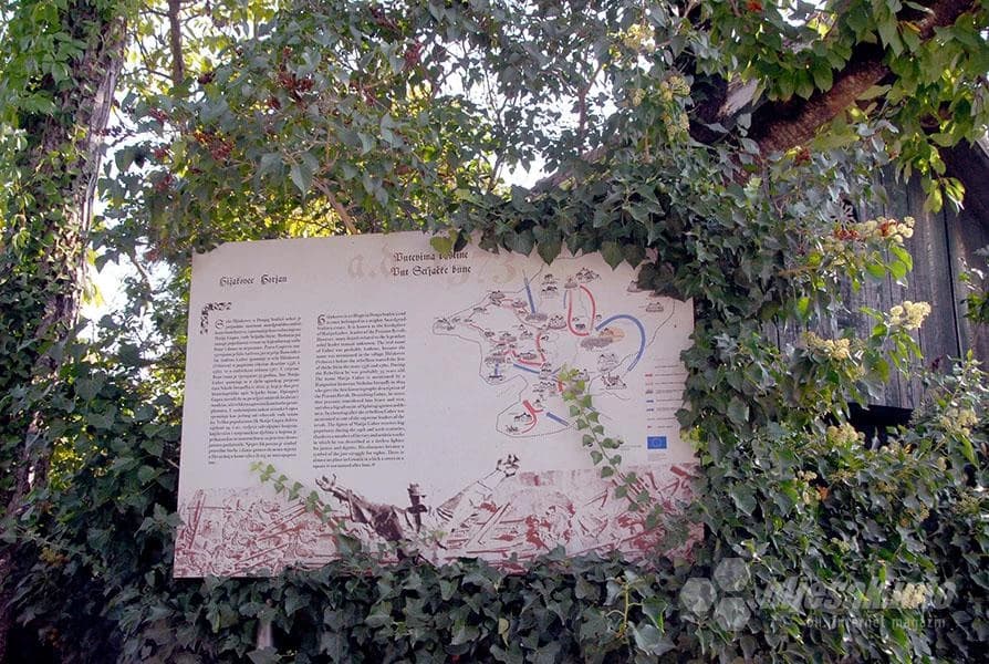 Odmakneš grane i lišće pa pročitaš