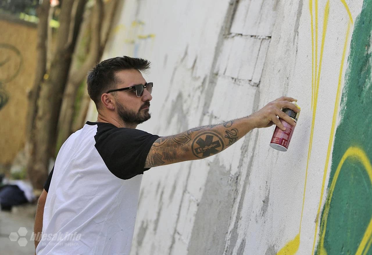 25 umjetnika 'interveniralo' na mostarskim fasadama