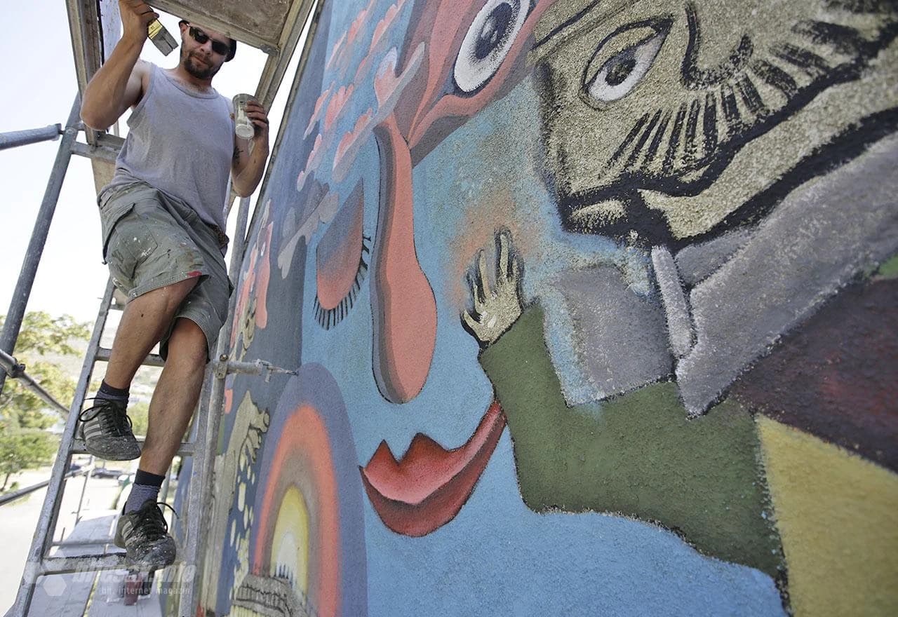 25 umjetnika 'interveniralo' na mostarskim fasadama