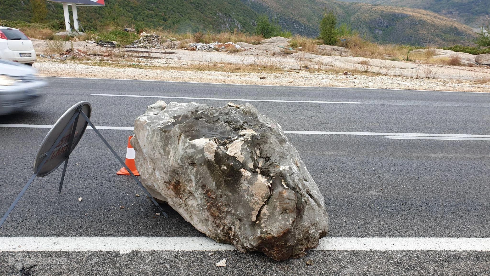 Žovnica: Velika stijena pala na cestu