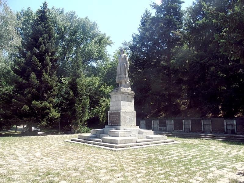 Žena sa spomen-kosturnice…