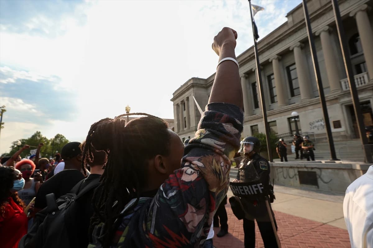 Prosvjedi protiv policijskog nasilja trajali cijelu noć unatoč policijskom satu