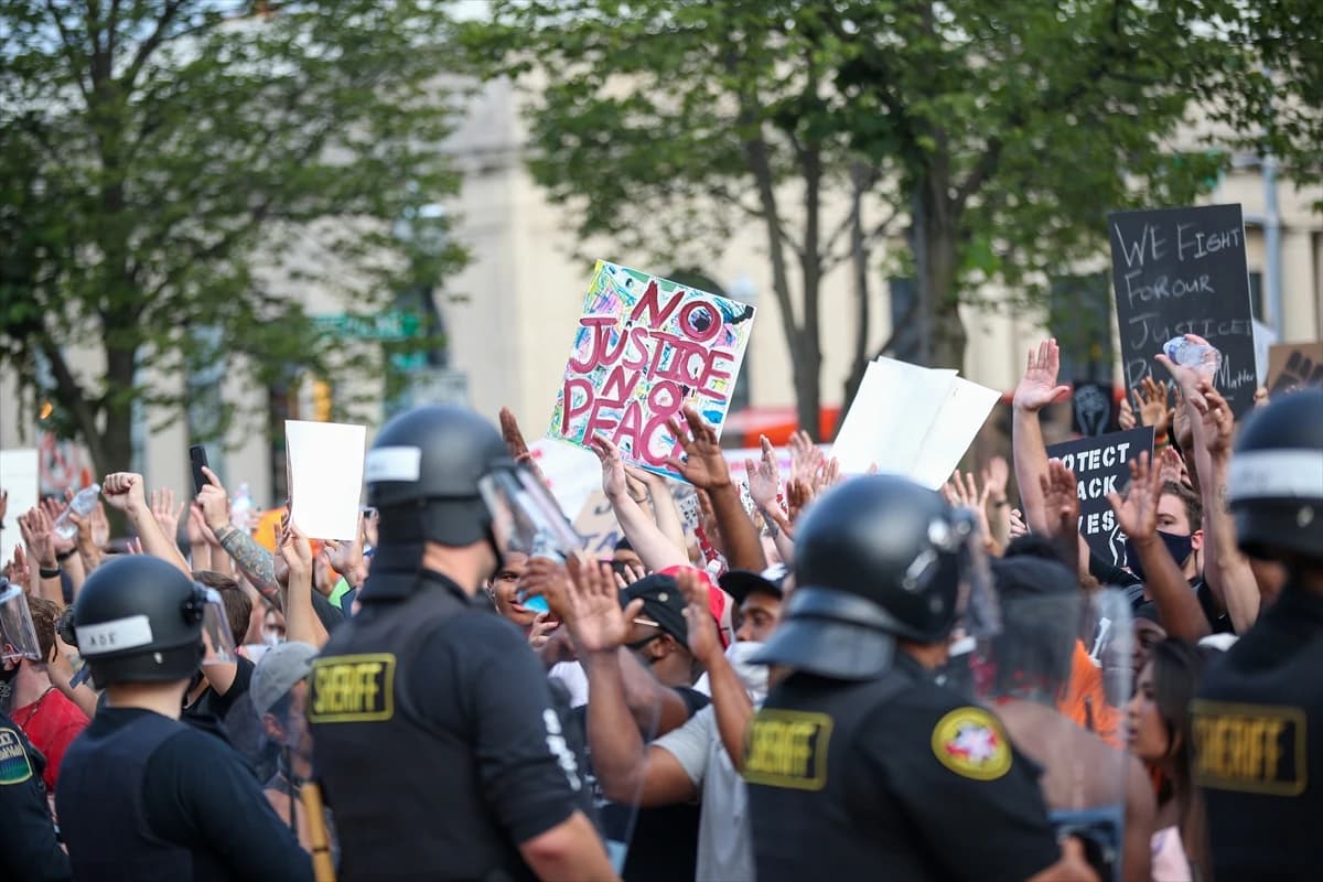 Prosvjedi protiv policijskog nasilja trajali cijelu noć unatoč policijskom satu