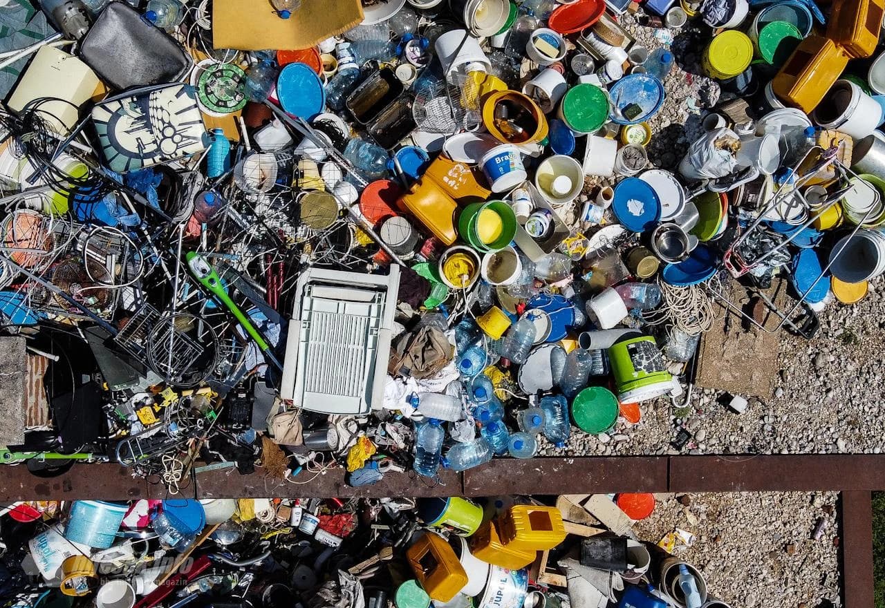 Problematični stanar je u stanu izbušio rupu, te otpad odlaže na krov zgrade