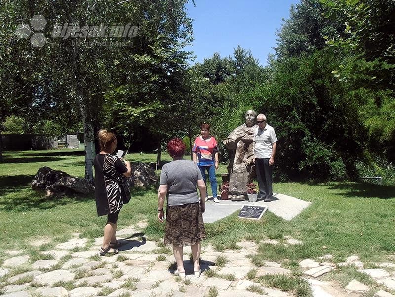 Za slikanje s Vangom treba čekati red