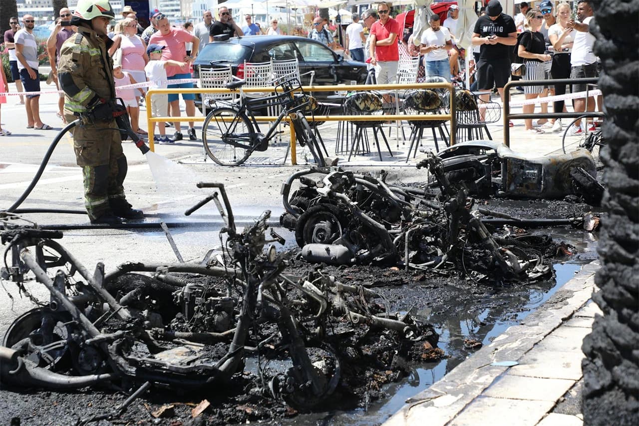 Na splitskoj rivi izgorjelo desetak motocikala