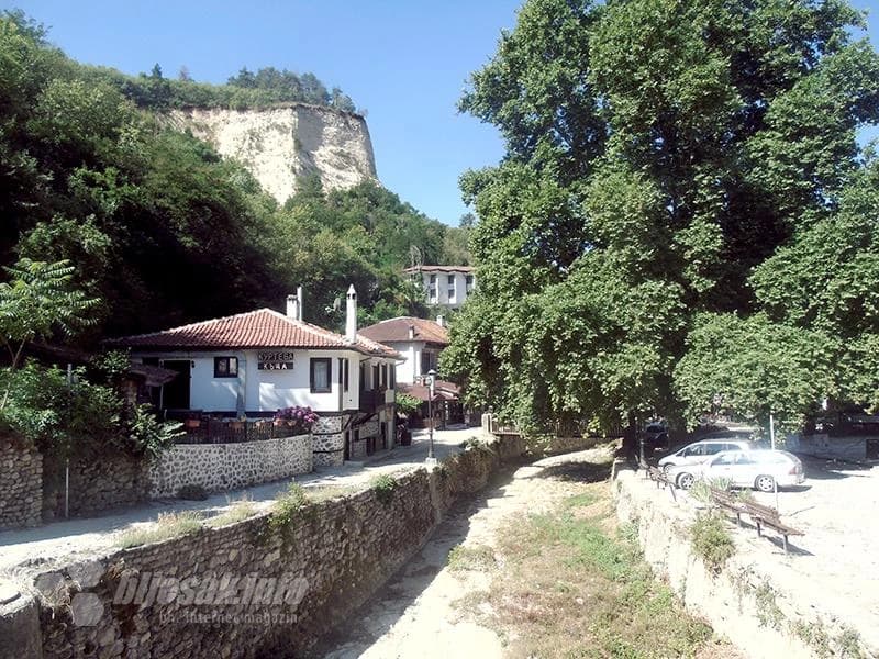 …i u praznom koritu…