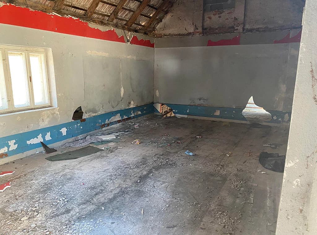 Unutrašnjost objekta devastirana, stakla razbijena